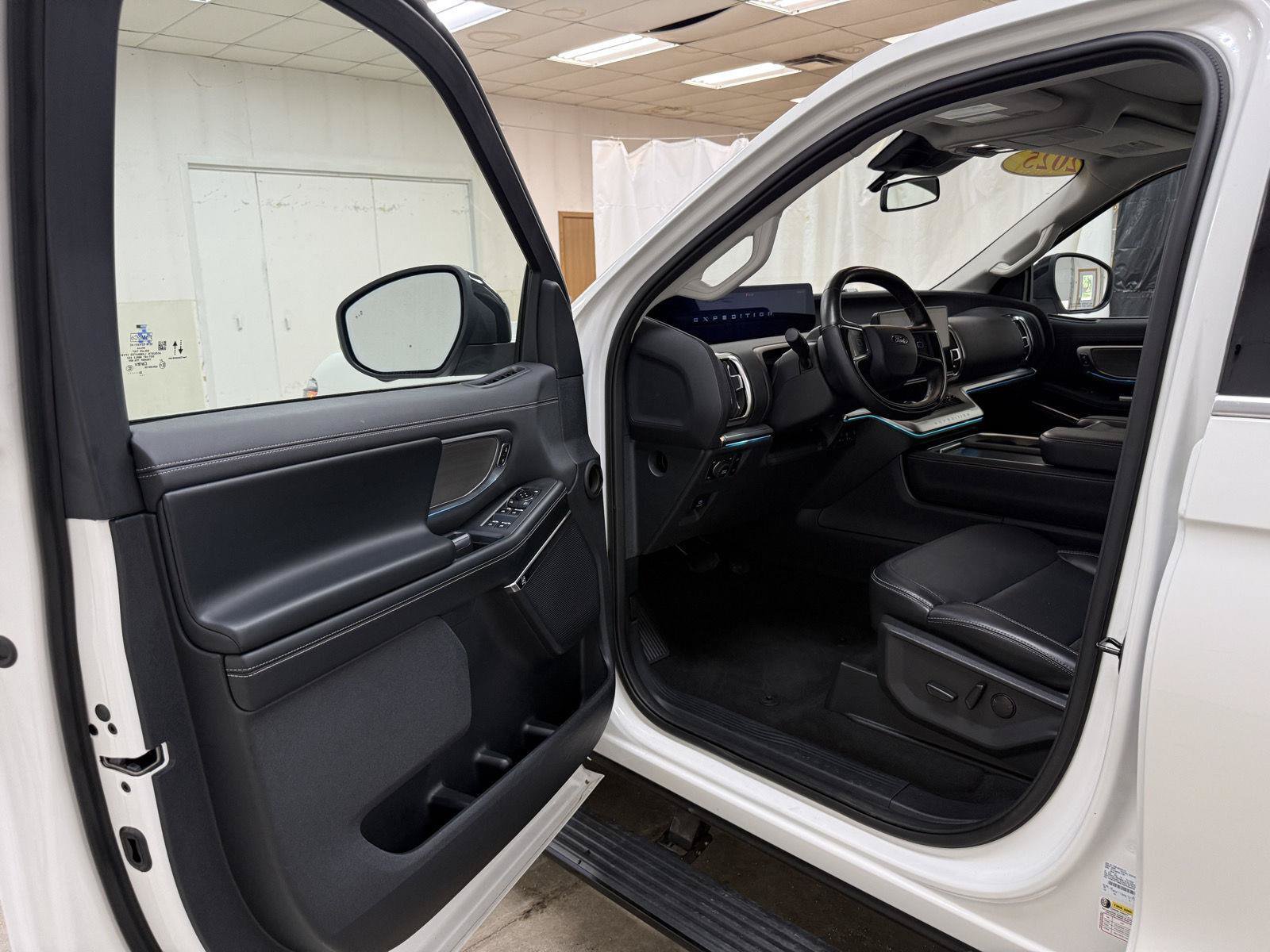 Used 2025 Ford Expedition Max Platinum AWD/4WD image 9