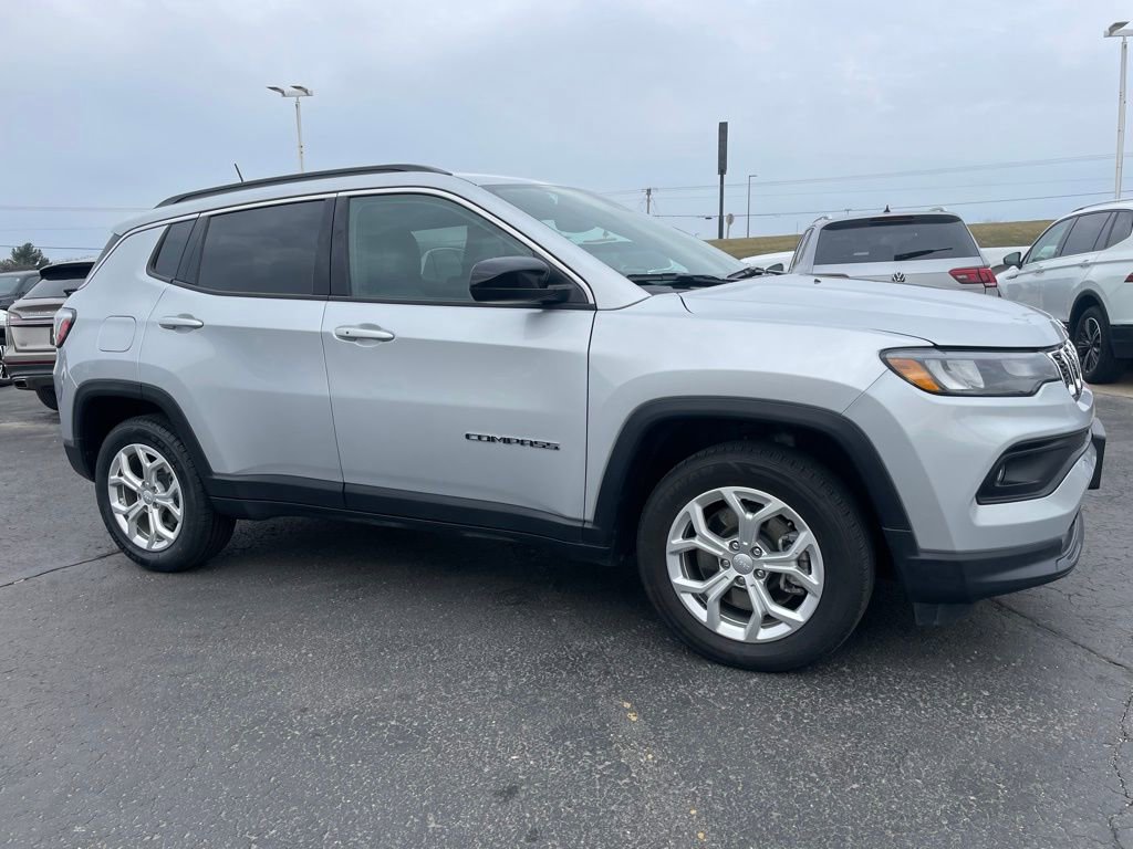Used 2024 Jeep Compass Latitude image 2