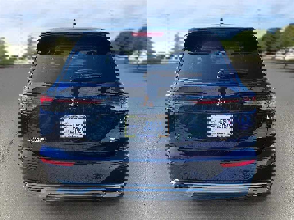 New 2025 Mitsubishi Outlander SE image 6