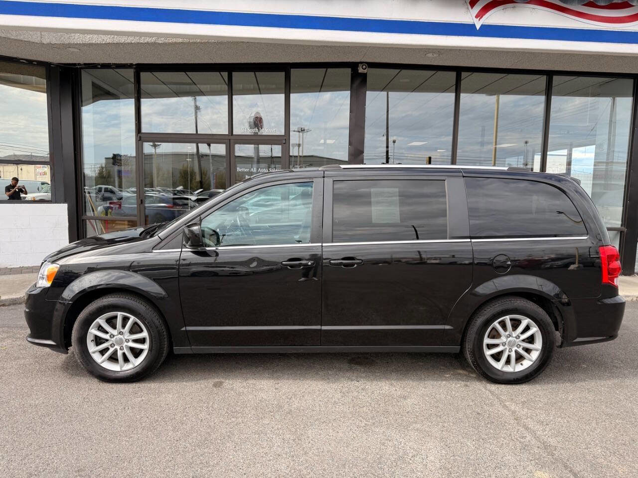 Used 2020 Dodge Grand Caravan SXT image 2