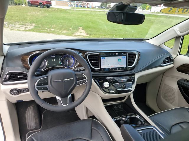 Used 2023 Chrysler Pacifica Limited w/ Trailer Tow Group AWD/4WD image 26