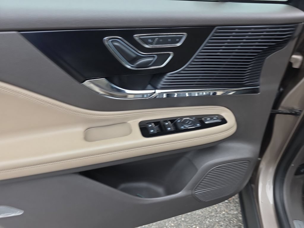 Used 2020 Lincoln Corsair FWD w/ Premium Package image 19
