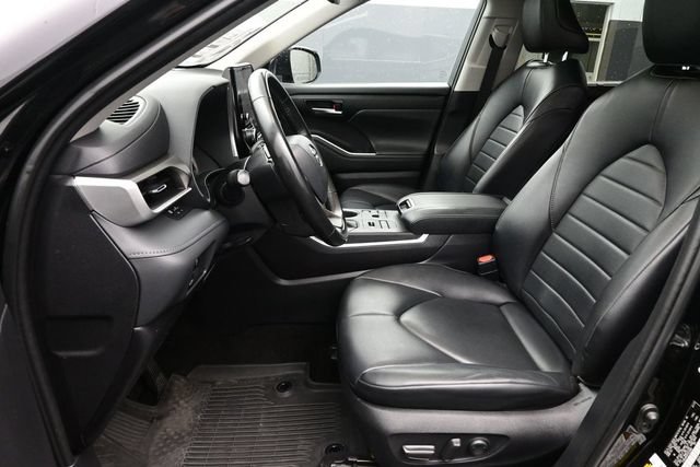 Used 2023 Toyota Highlander XLE AWD/4WD image 10
