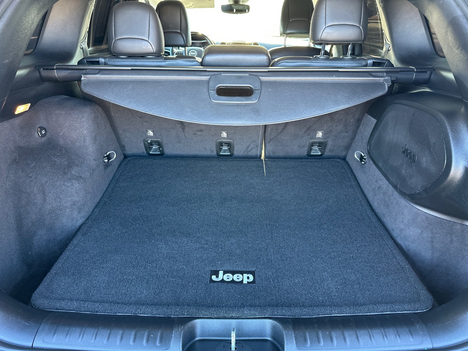 Used 2019 Jeep Cherokee Overland w/ Technology Group image 18