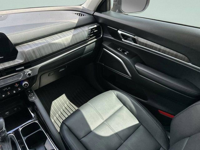 Used 2025 Kia Telluride EX w/ EX Captain's Chair Package FWD image 12