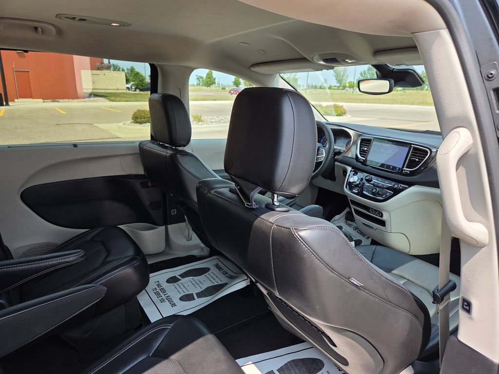 Used 2024 Chrysler Pacifica Touring-L FWD image 40