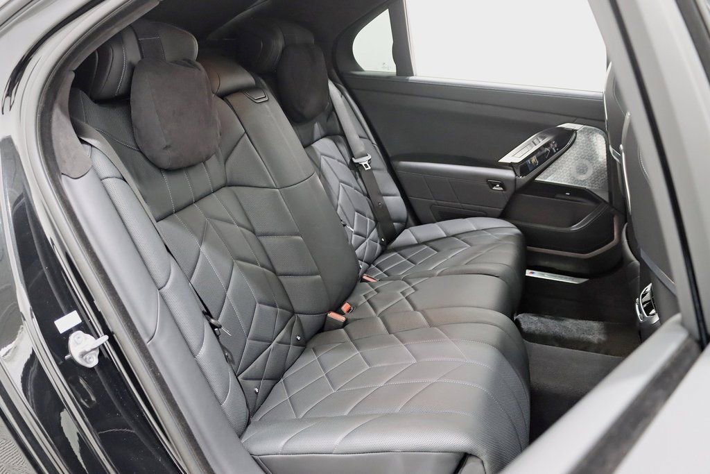 Used 2023 BMW 760i xDrive image 32