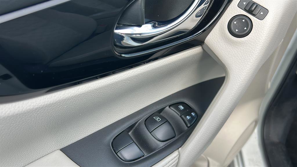 Used 2022 Nissan Rogue Sport SV FWD image 12