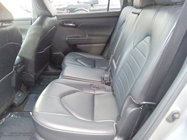 Used 2023 Toyota Highlander XLE image 28