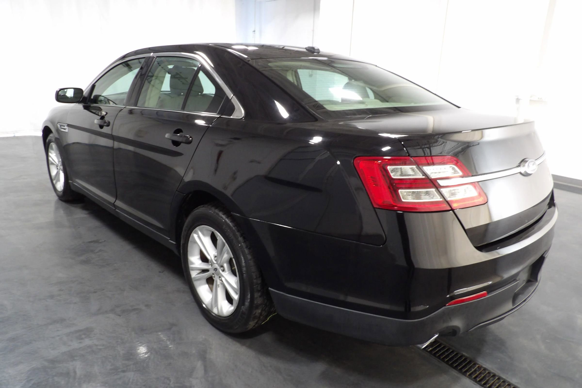 Used 2017 Ford Taurus SE image 6