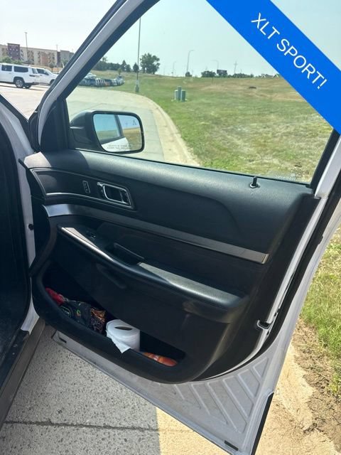 Used 2019 Ford Explorer XLT w/ XLT Sport Appearance Package AWD/4WD image 4