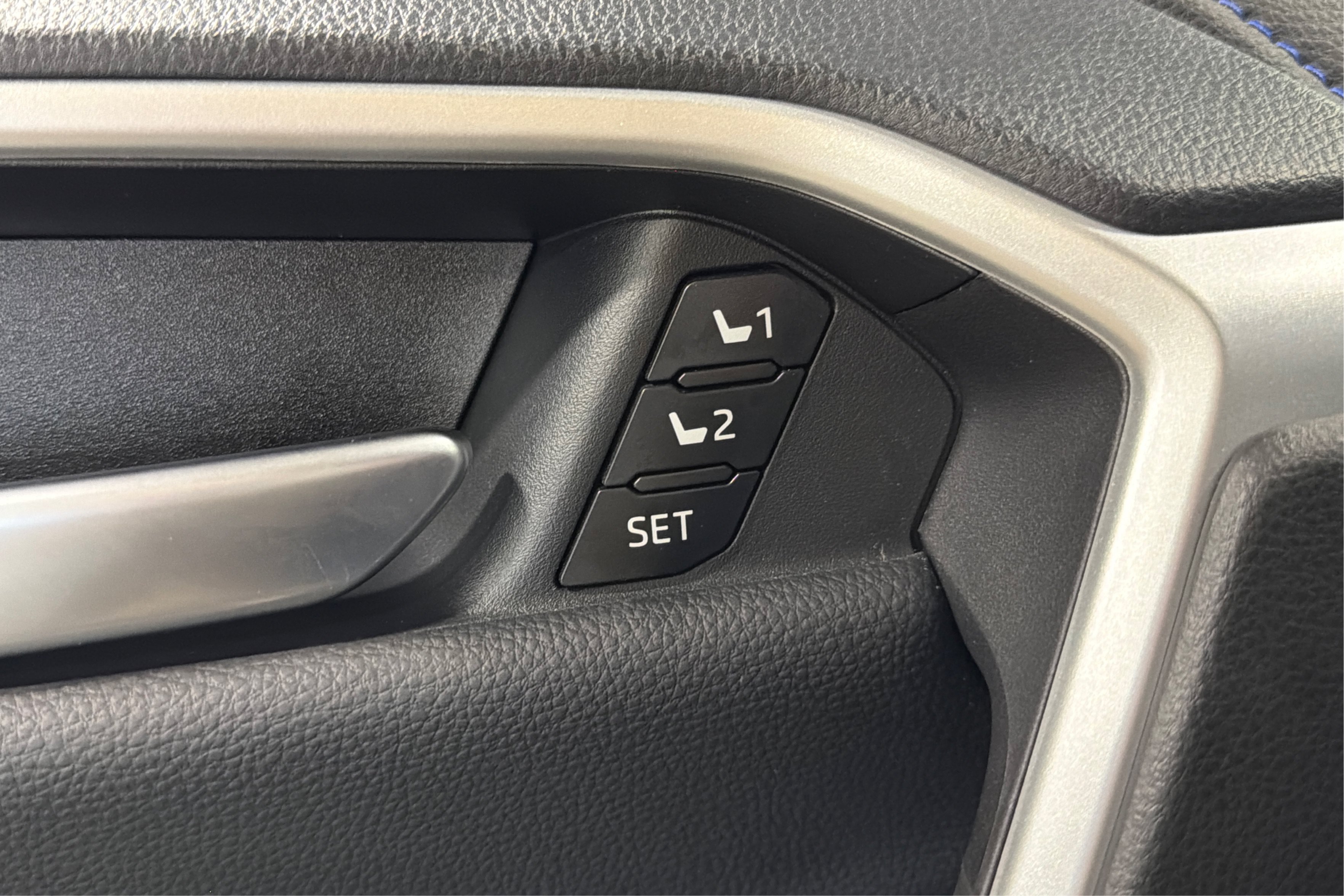 Used 2025 Toyota RAV4 XSE w/ Advanced Technology Package AWD/4WD image 17