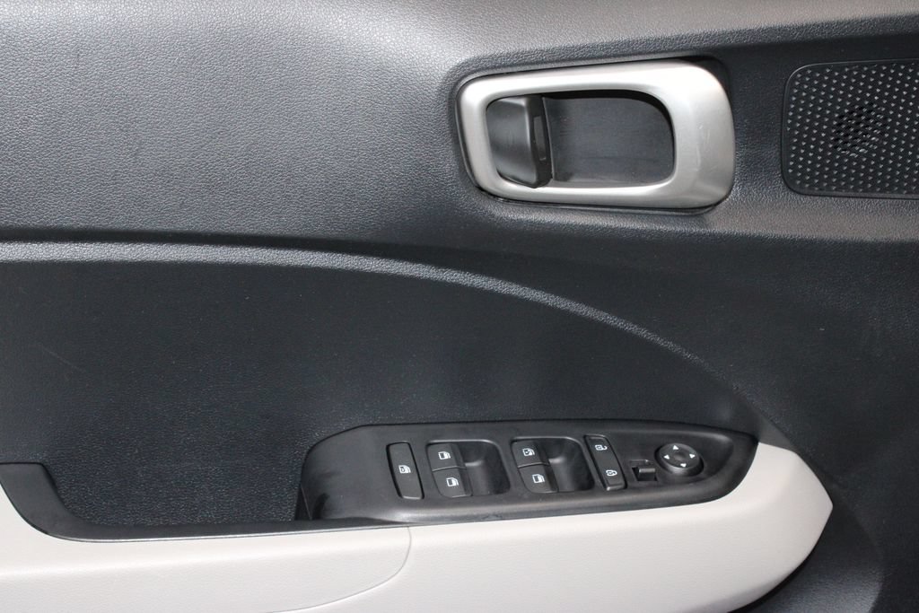 Used 2023 Hyundai Venue SEL FWD image 22