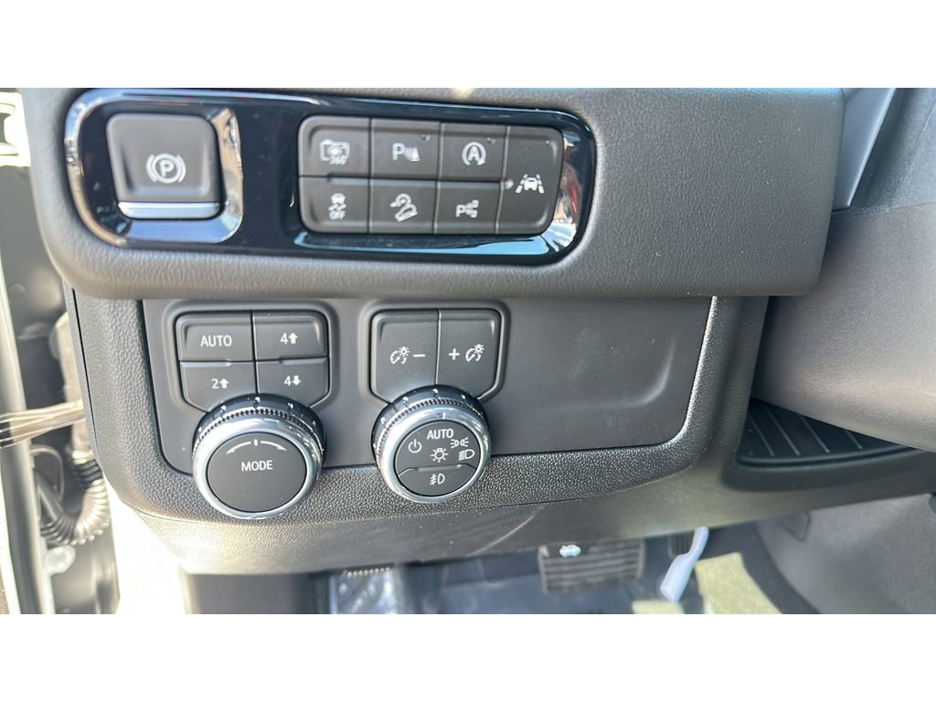 New 2026 GMC Yukon XL AT4 w/ AT4 Premium Package AWD/4WD image 20