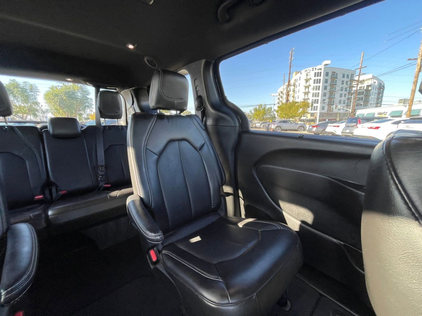 Used 2025 Chrysler Pacifica Select image 39