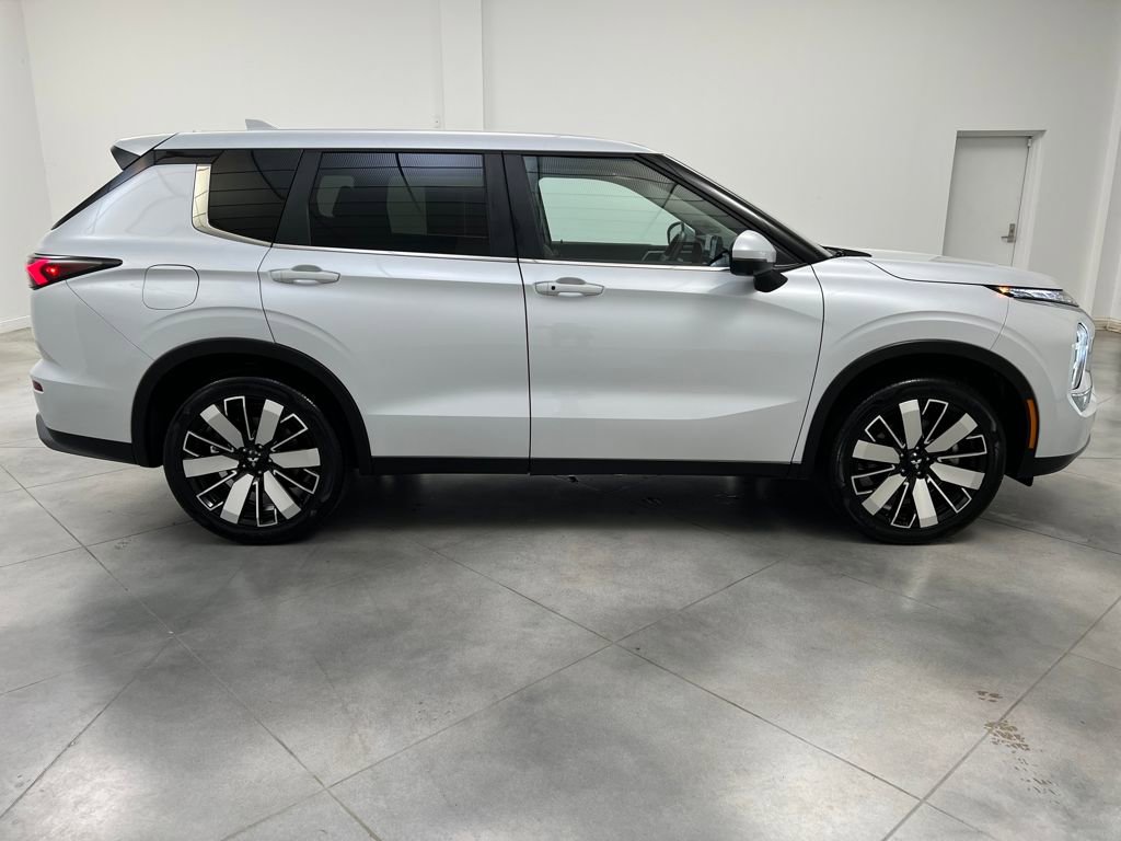 Used 2025 Mitsubishi Outlander SE image 8