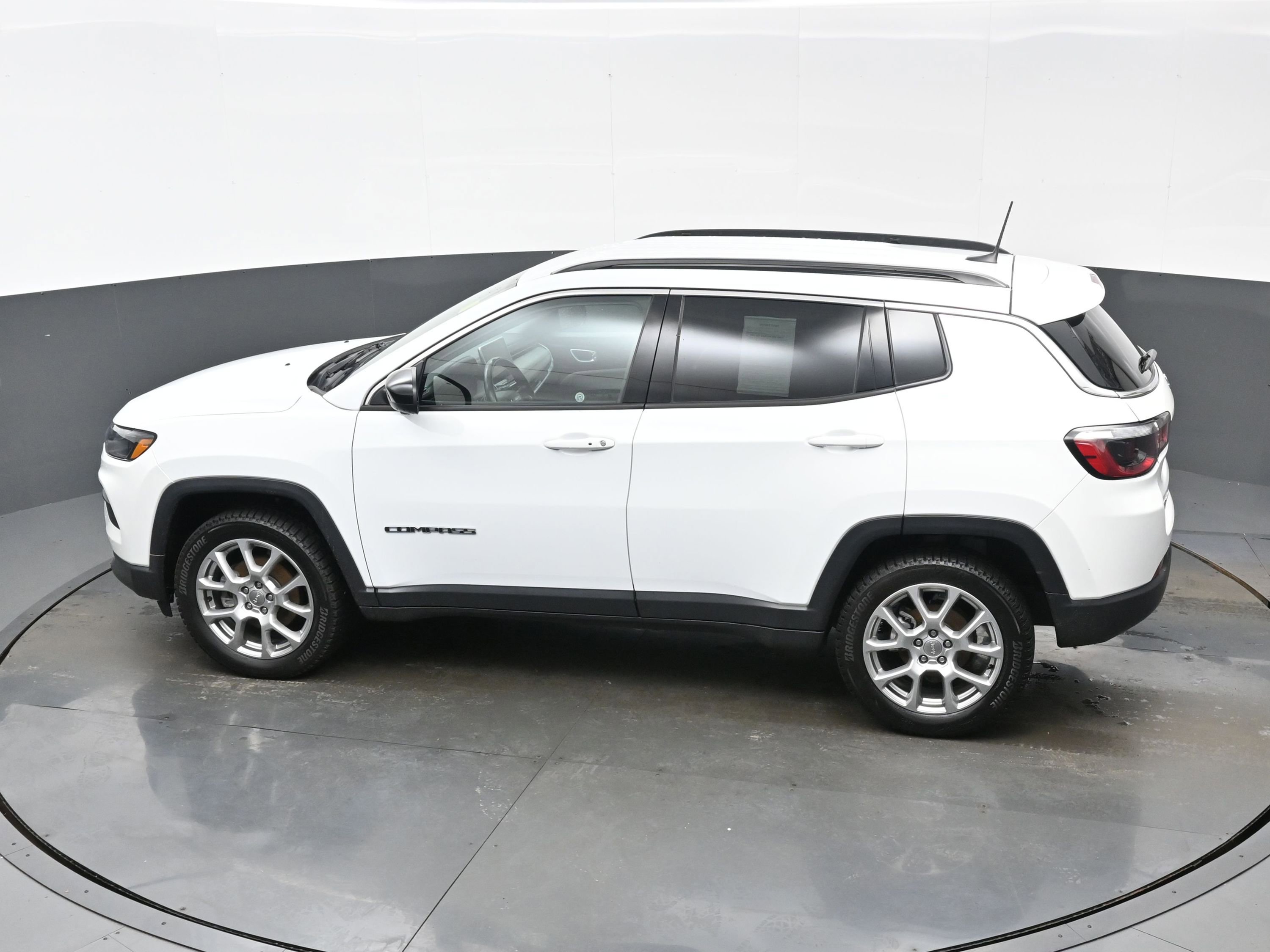 Used 2022 Jeep Compass Latitude image 32