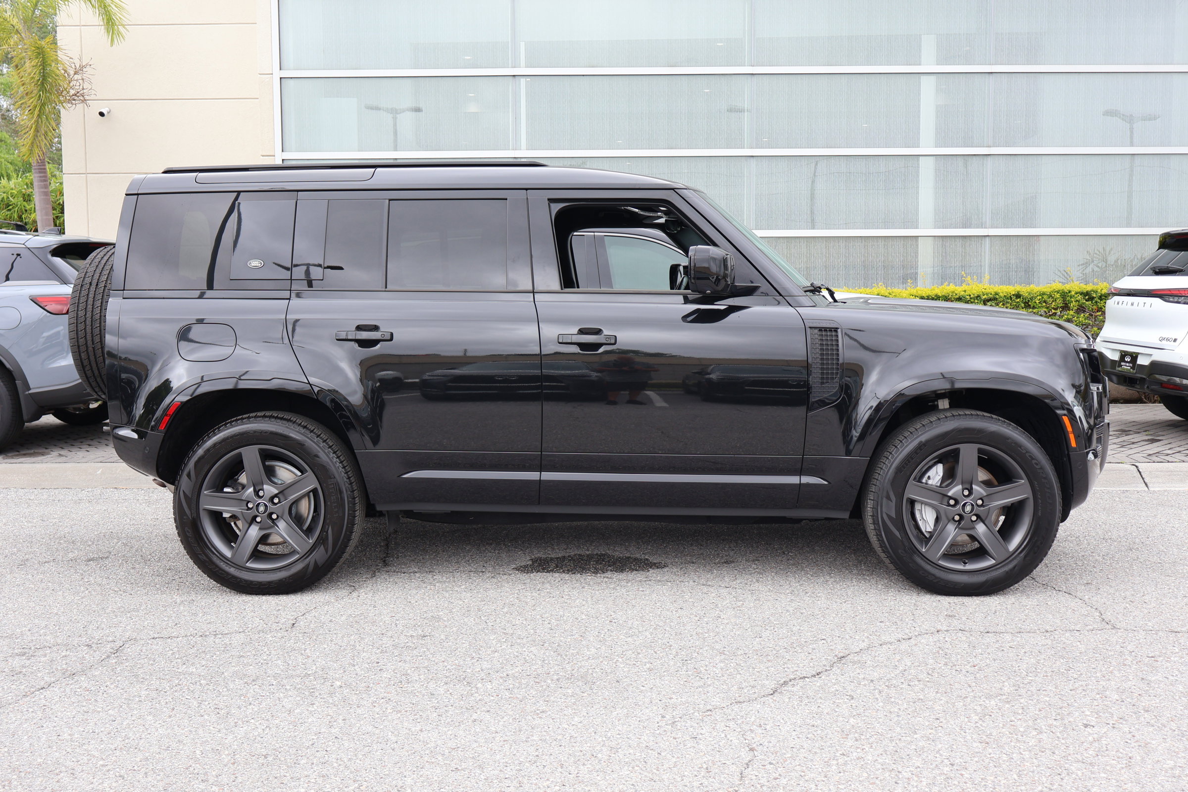Used 2023 Land Rover Defender 110 X-Dynamic SE image 11