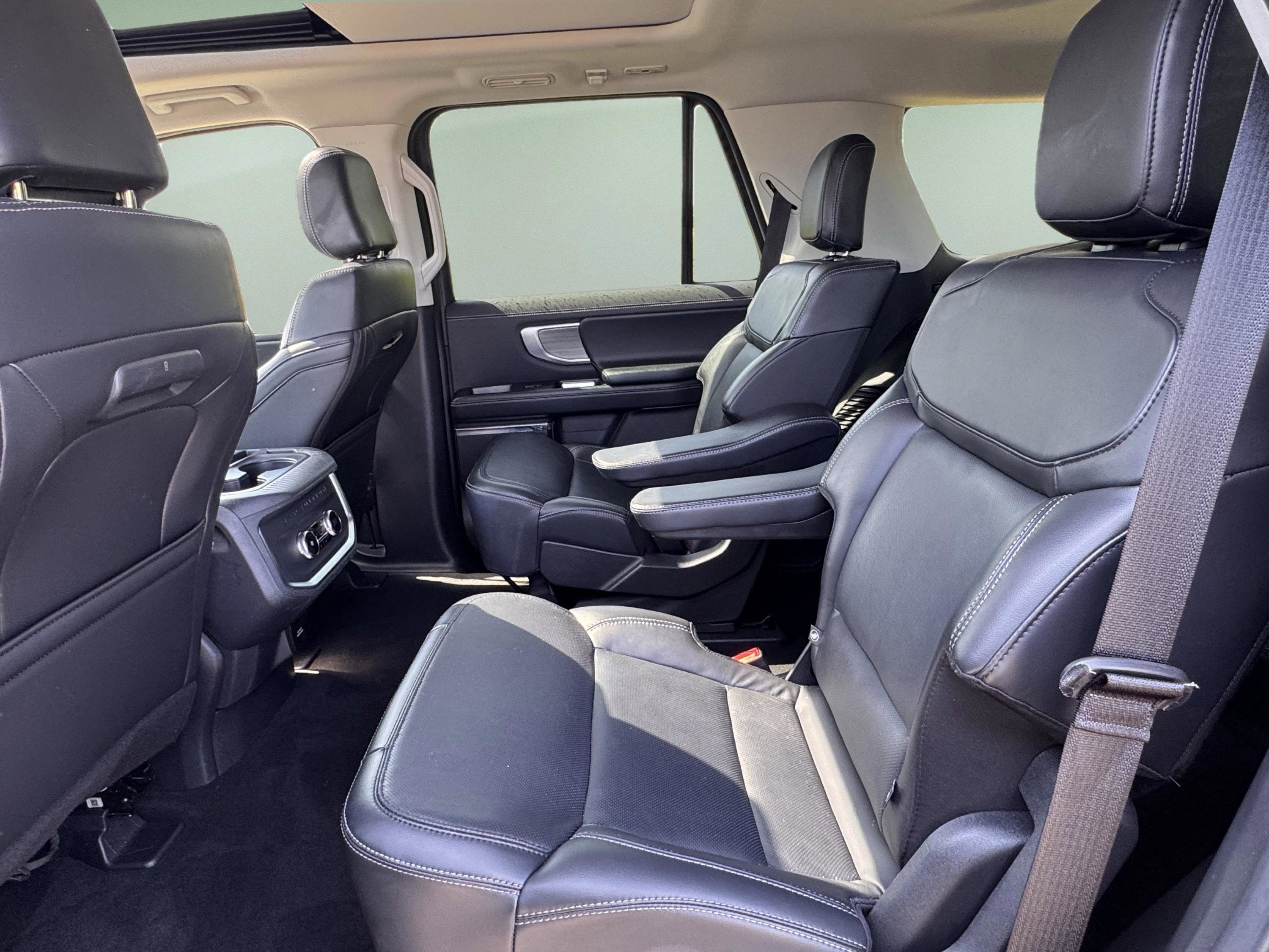 Used 2025 Ford Expedition Platinum image 23