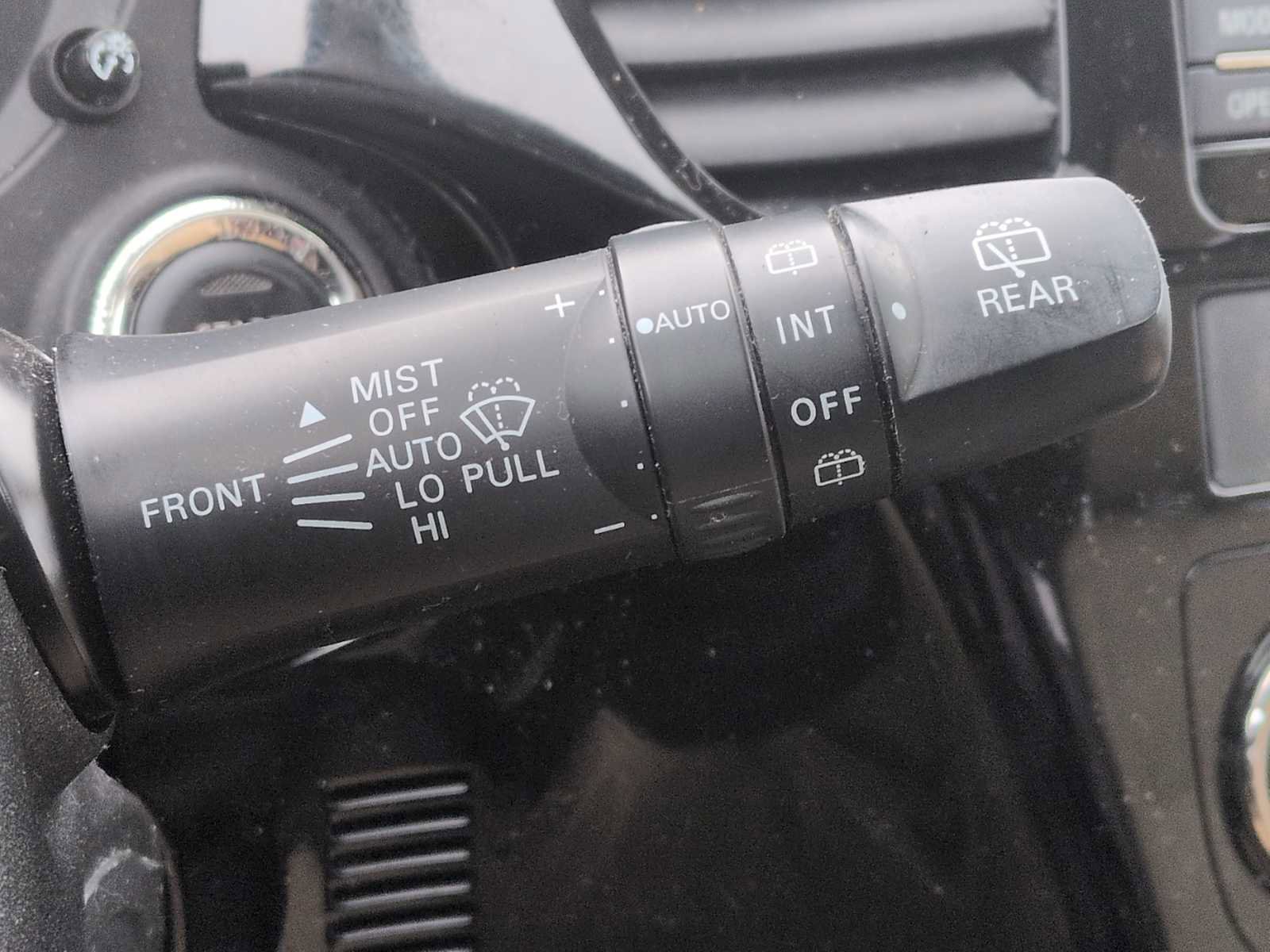 Used 2014 Mitsubishi Outlander SE image 25