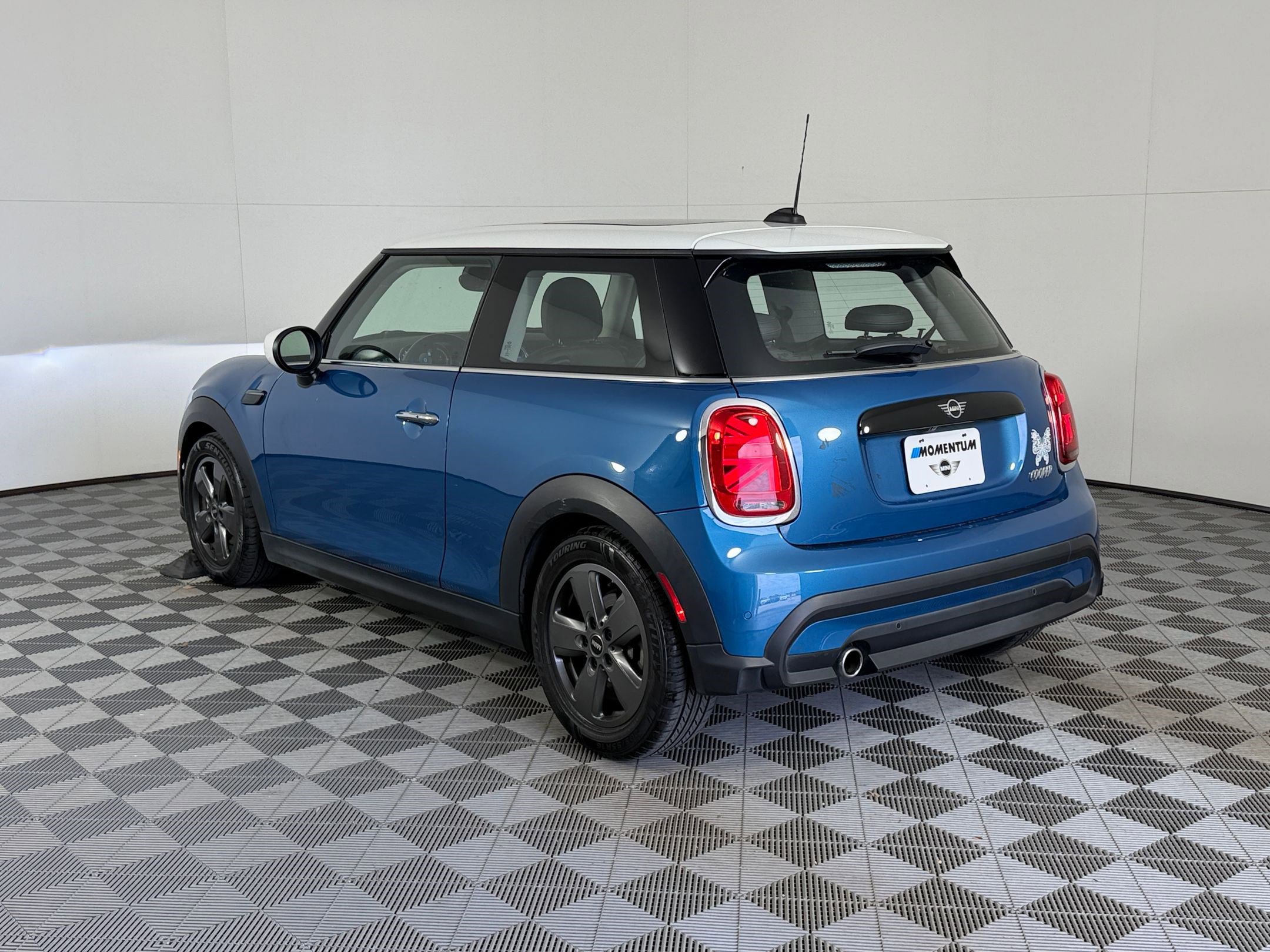 Used 2023 MINI Cooper 2-Door Hardtop image 3