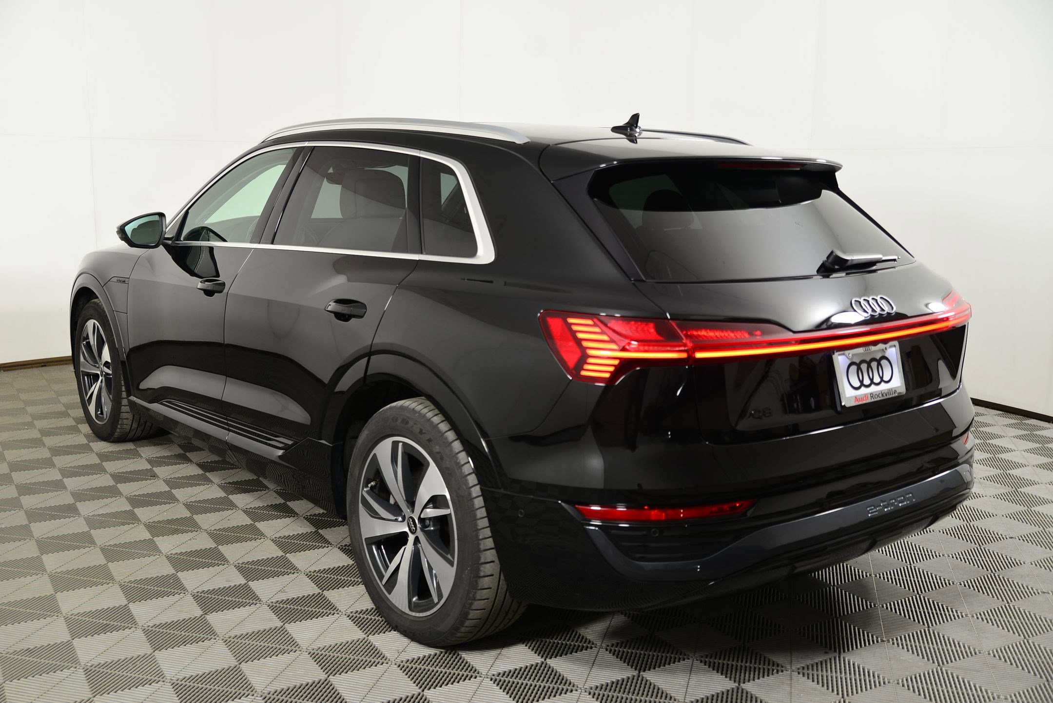 Certified 2024 Audi Q8 e-tron Premium Plus w/ Premium Plus Package image 3