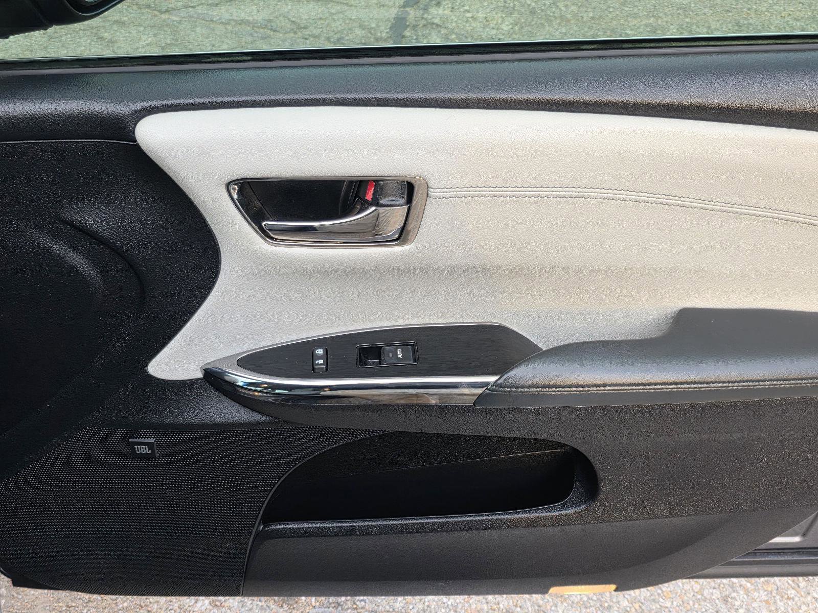 Used 2018 Toyota Avalon Limited image 34