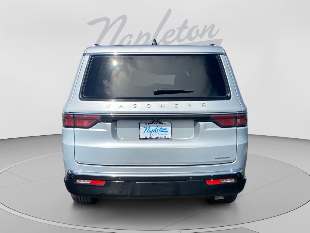 Used 2024 Jeep Wagoneer L Series II w/ Flexible Seating Group RWD image 4