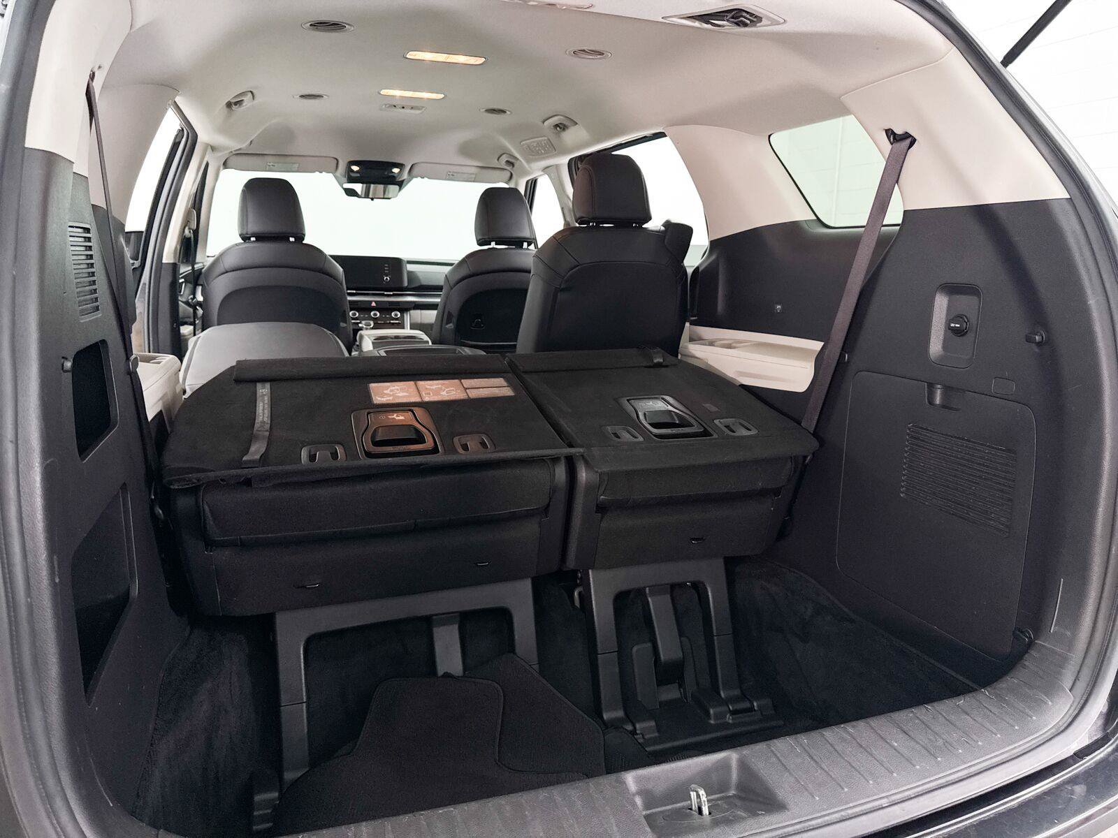 Used 2024 Kia Carnival LX FWD image 30