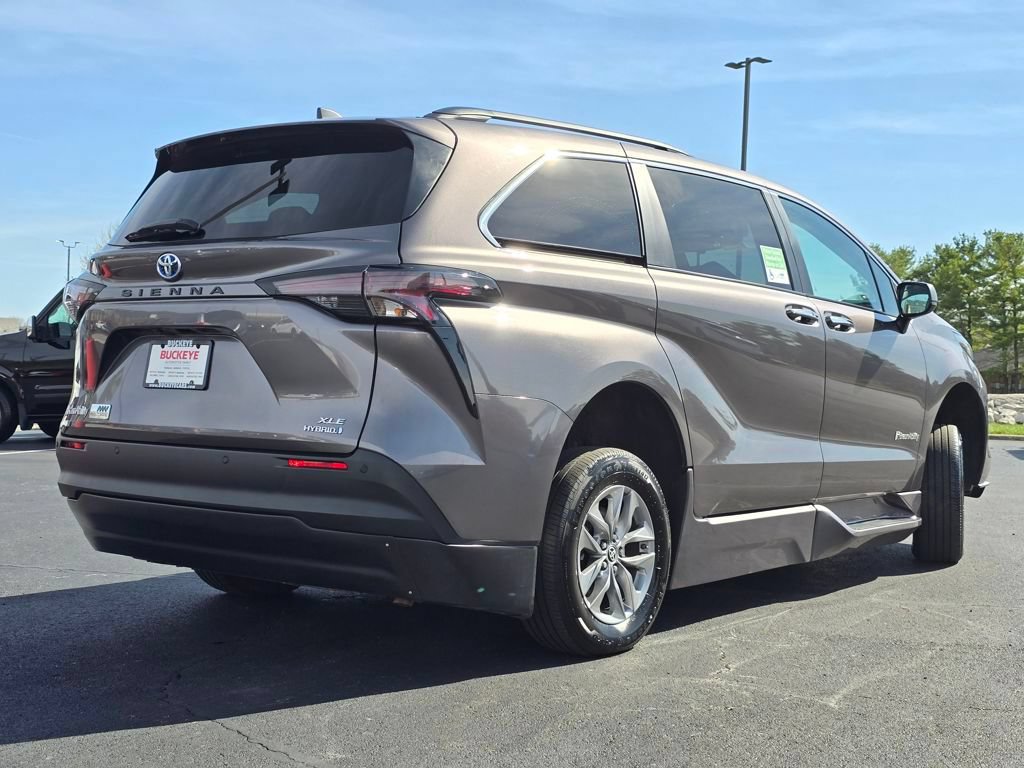 Used 2023 Toyota Sienna XLE w/ XLE Plus Package FWD image 8