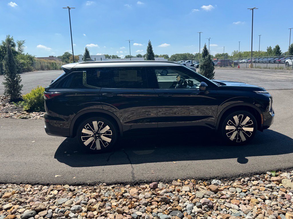 Used 2025 Mitsubishi Outlander AWD image 6