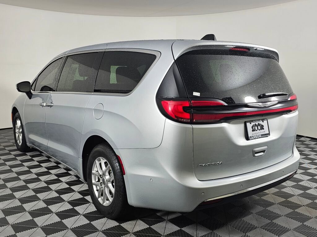 Used 2023 Chrysler Pacifica Touring-L image 5
