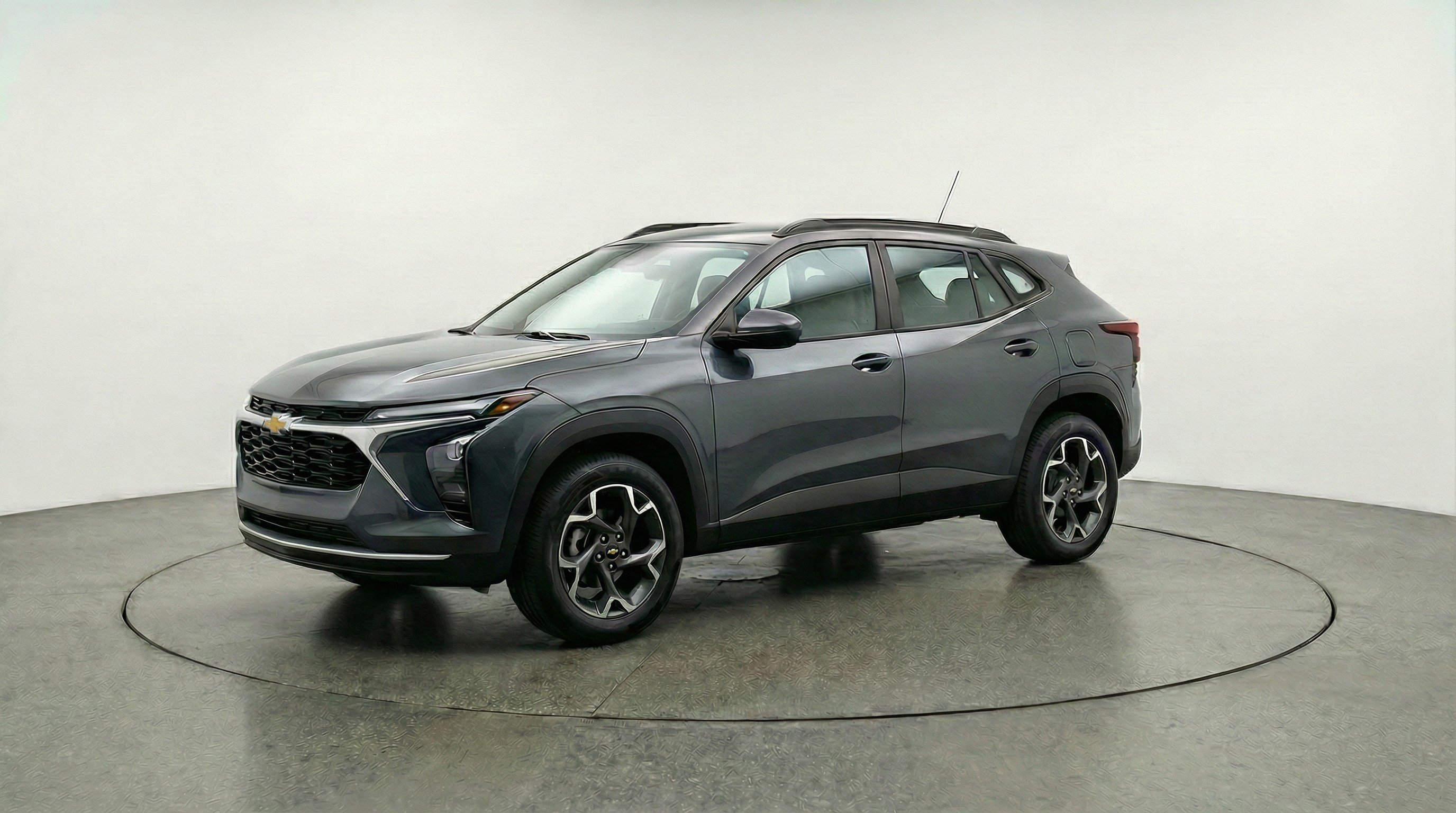 Used 2025 Chevrolet Trax LT w/ LT Convenience Package FWD image 3