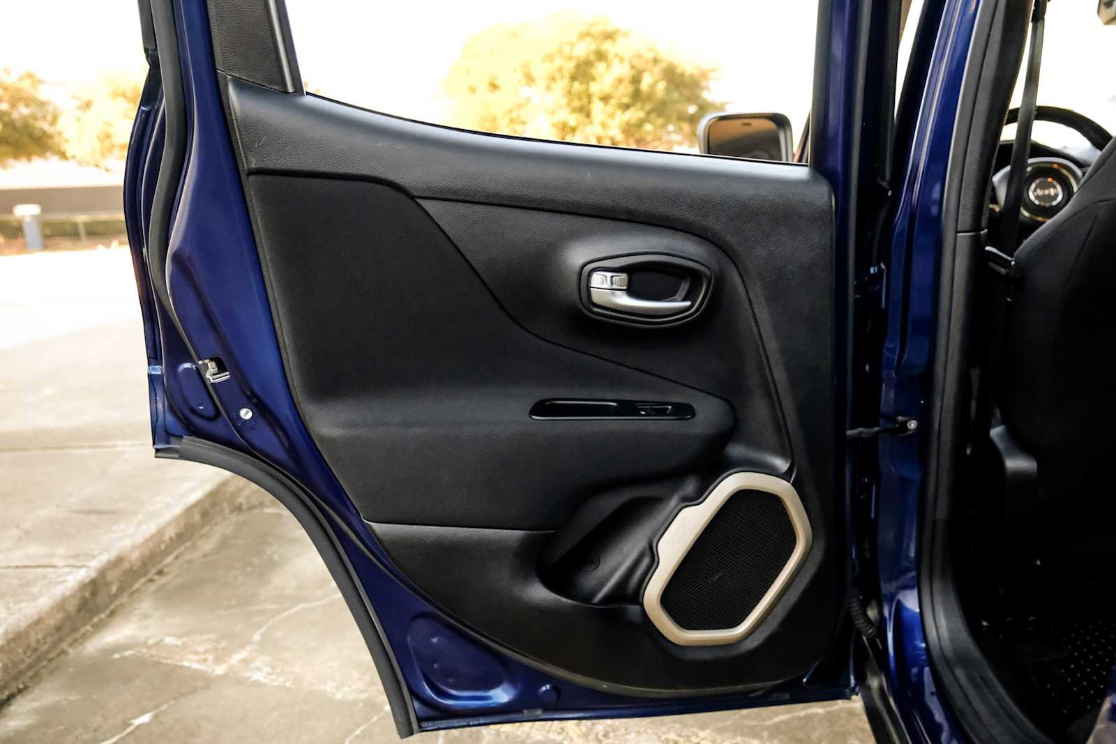 Used 2017 Jeep Renegade Latitude w/ Cold Weather Group image 43