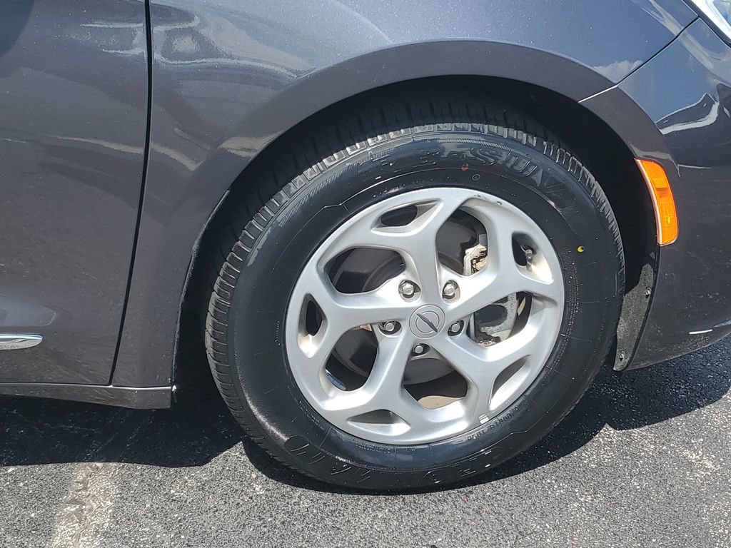 Certified 2023 Chrysler Pacifica Limited FWD image 6