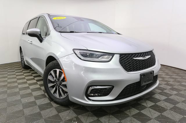 Used 2023 Chrysler Pacifica Touring-L FWD image 3