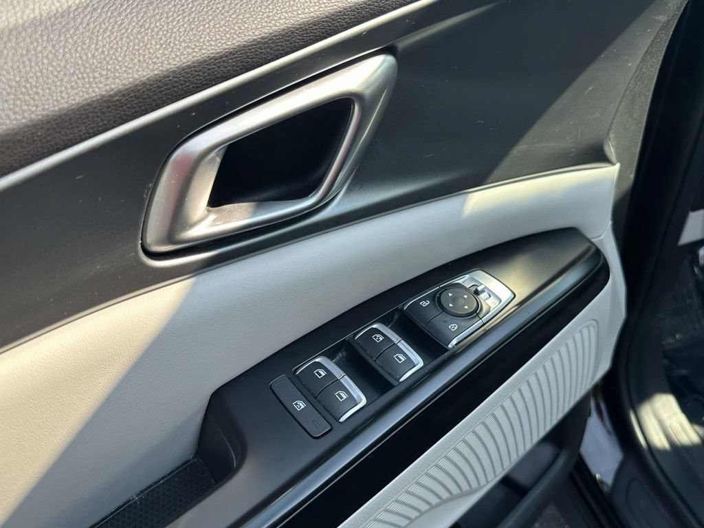 New 2024 Kia Carnival LX FWD image 15