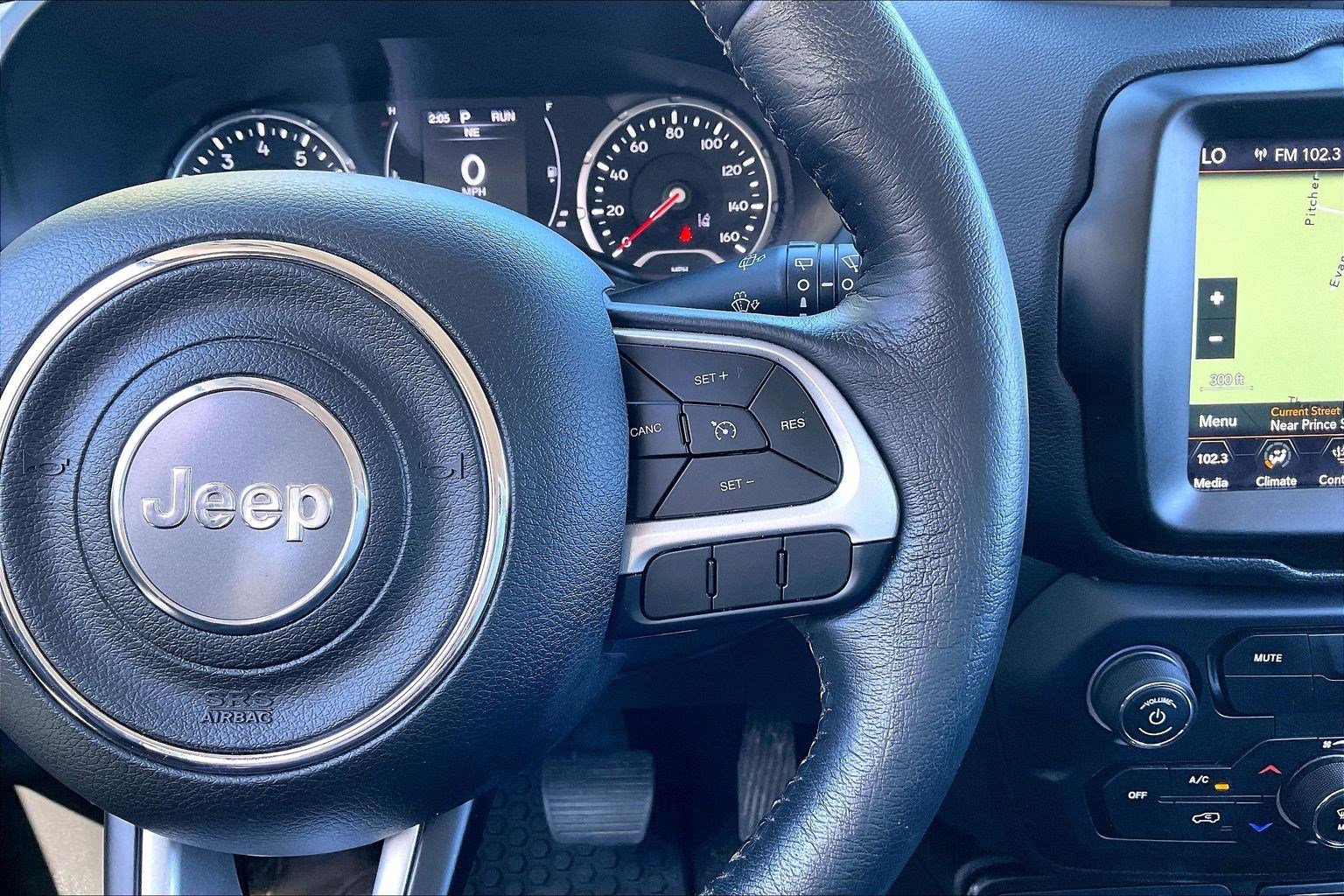 Used 2023 Jeep Renegade Latitude w/ Premium Group AWD/4WD image 17