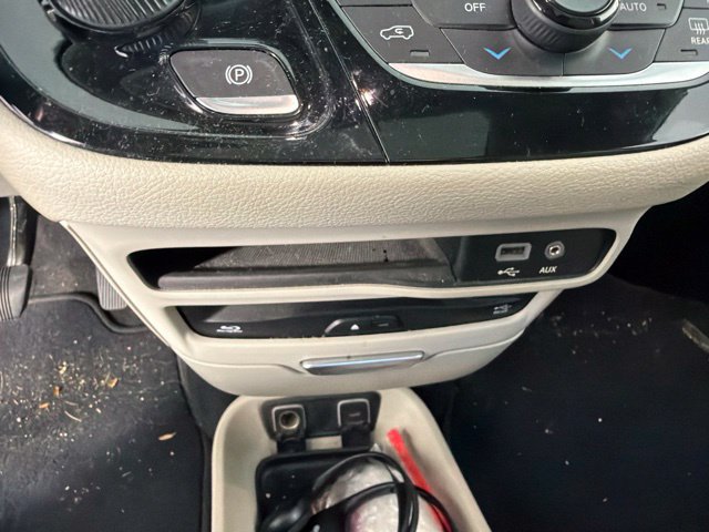 Used 2017 Chrysler Pacifica Limited FWD image 19