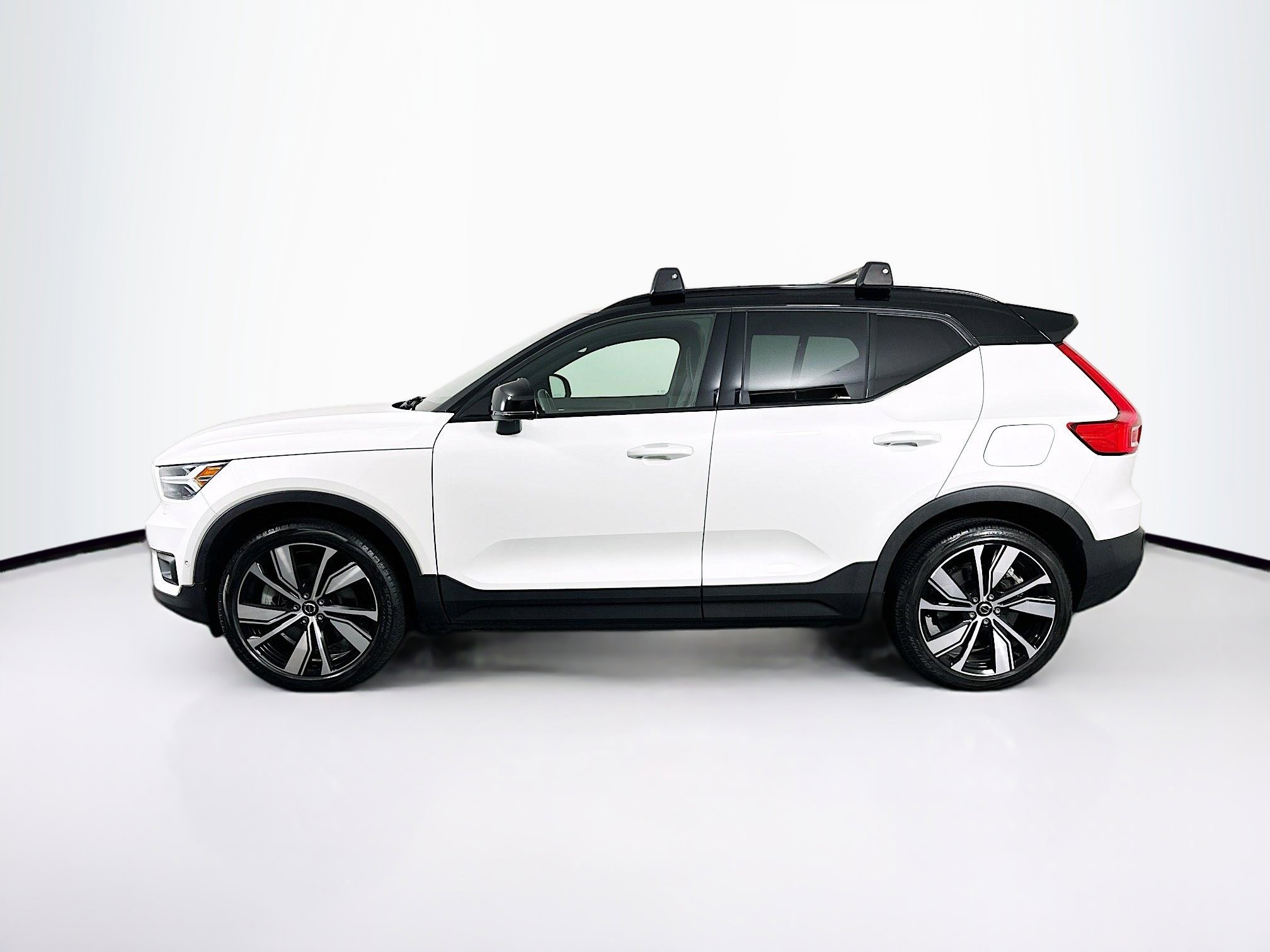 Used 2022 Volvo XC40 P8 Recharge Plus image 4