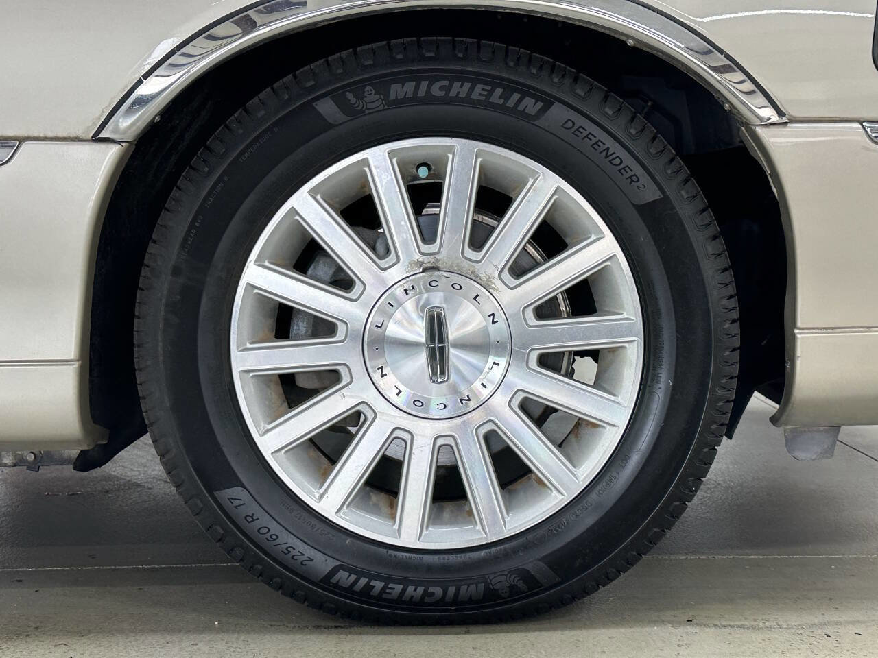 Used 2004 Lincoln Town Car Executive image 29