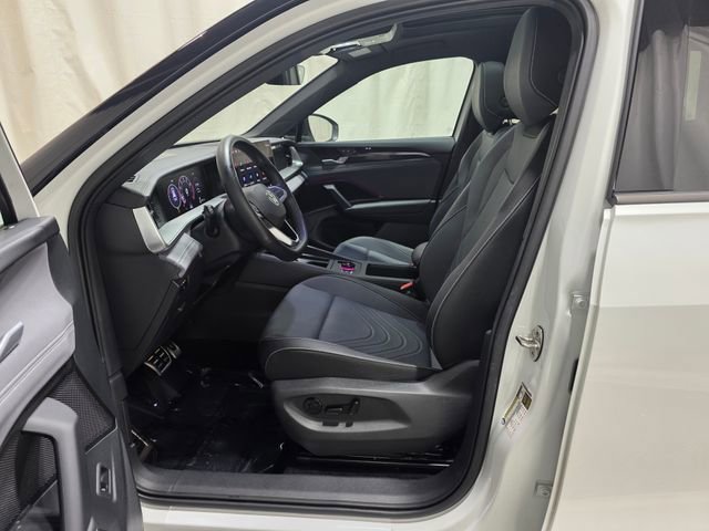 Certified 2025 Volkswagen Tiguan SE R-Line image 13