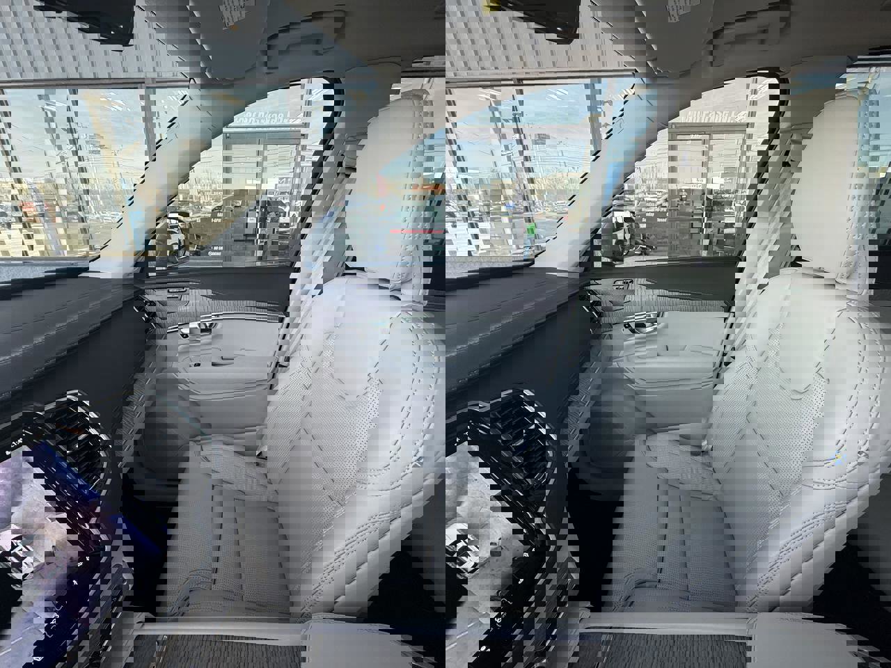 Used 2023 Volvo XC90 T8 Ultimate image 32