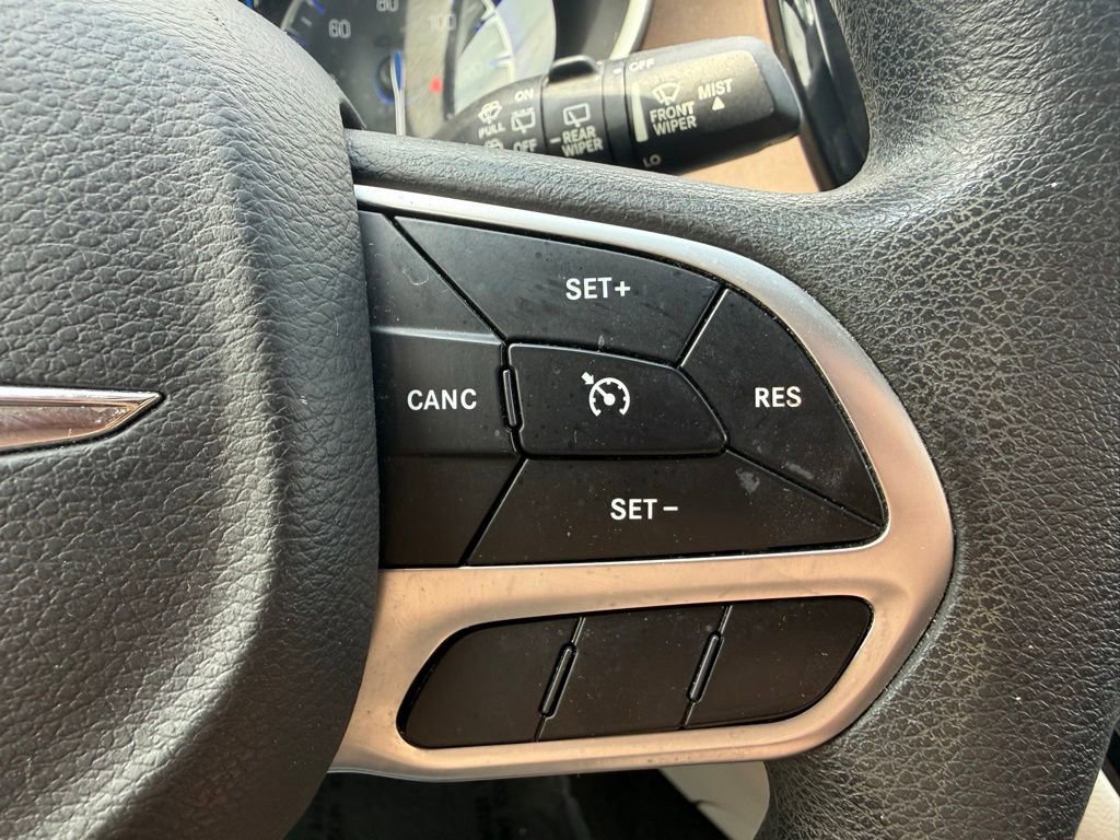 Used 2018 Chrysler Pacifica Touring Plus w/ Tire & Wheel Group FWD image 17