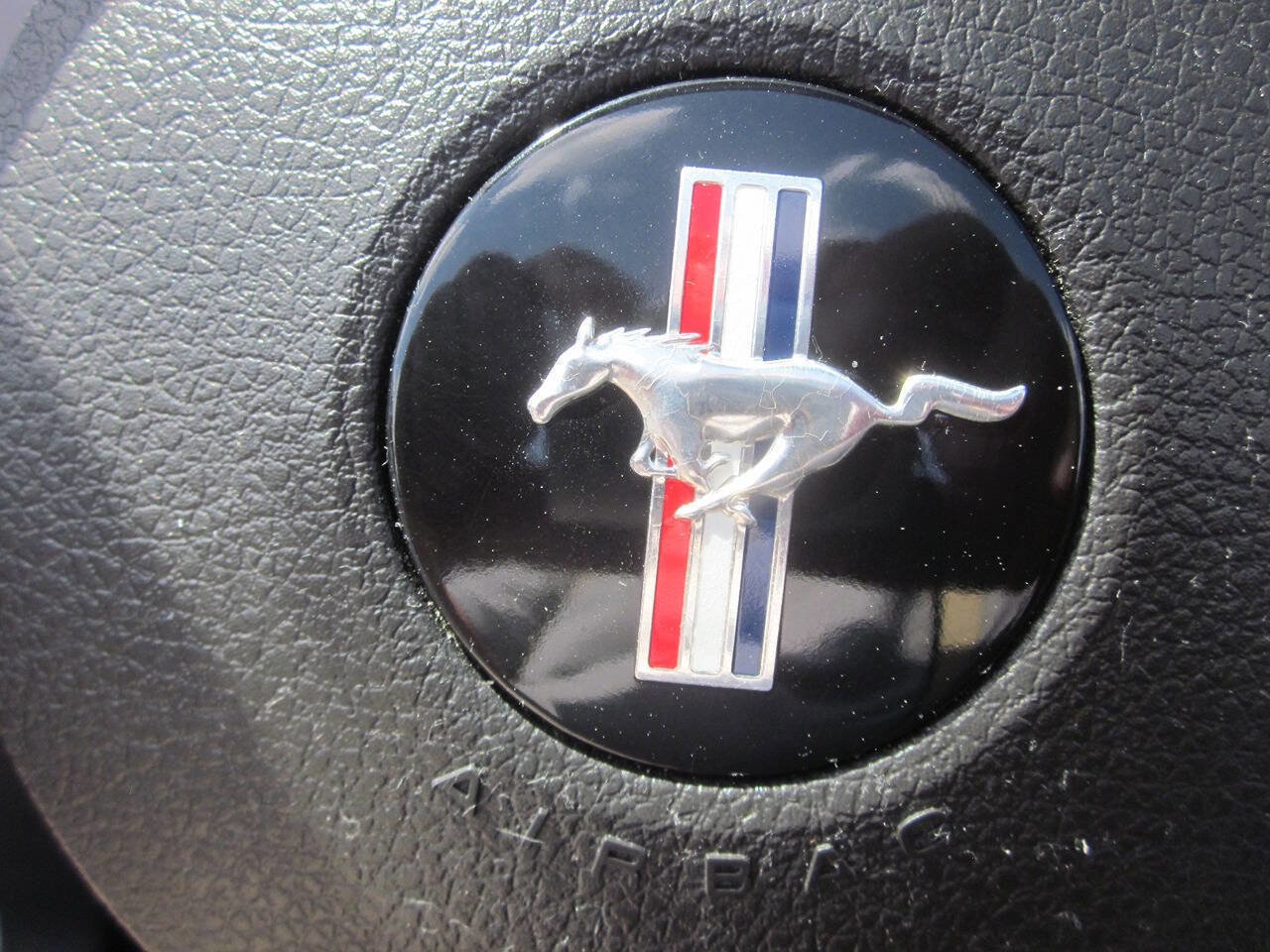 Used 2005 Ford Mustang Premium image 25