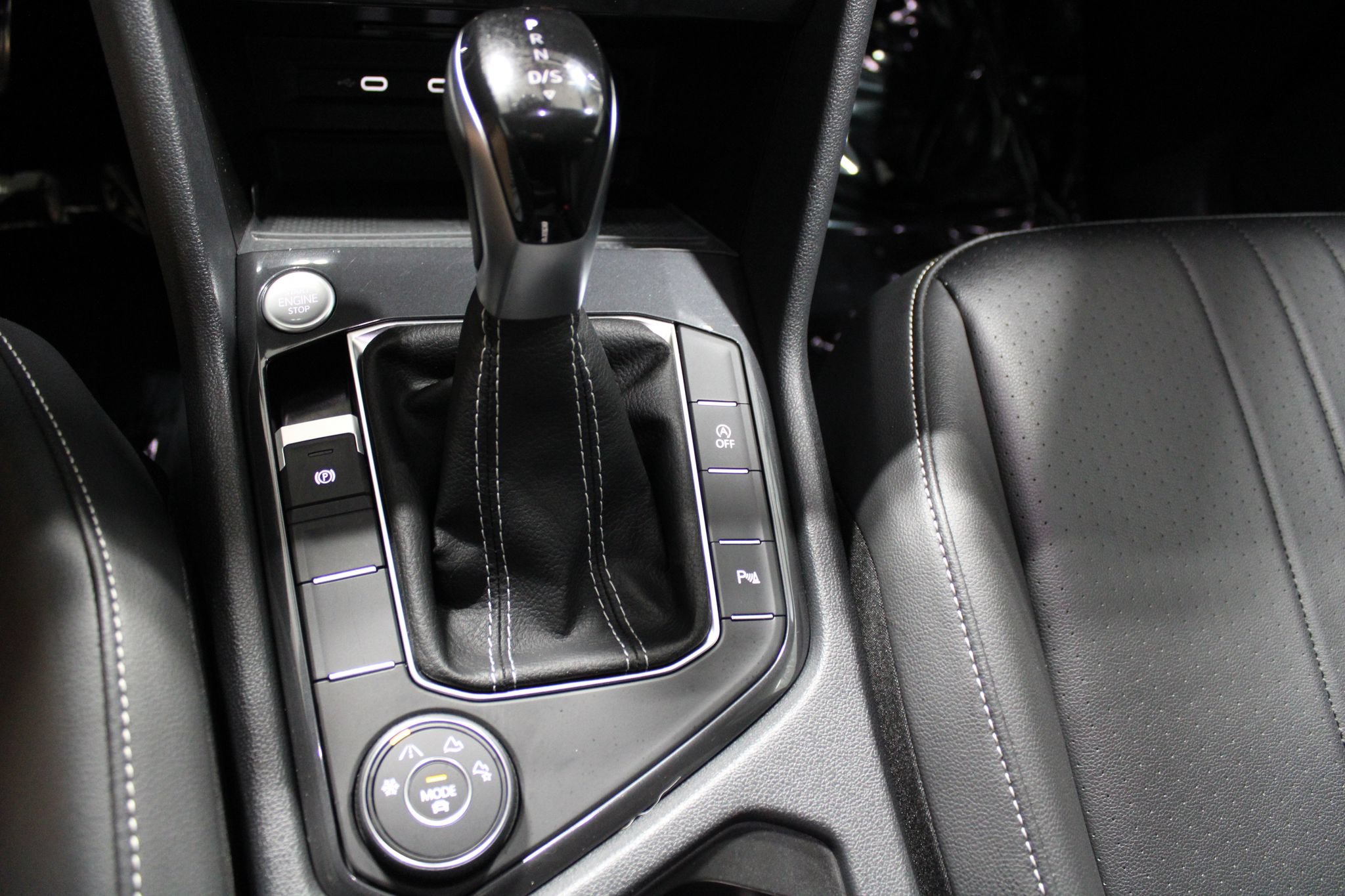 Used 2024 Volkswagen Tiguan SE R-Line AWD/4WD image 33