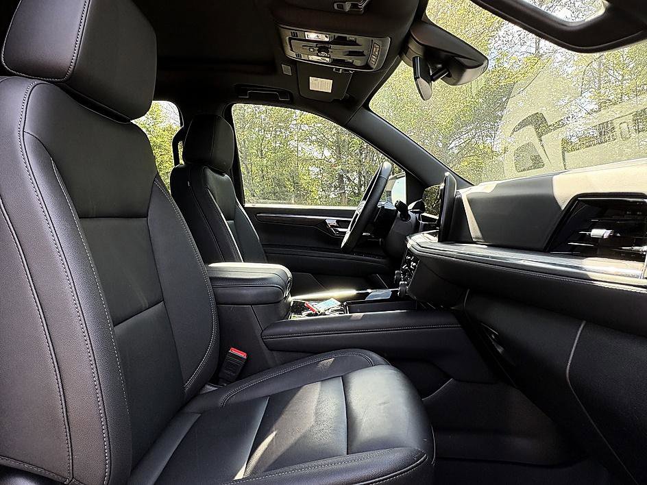 Used 2025 Chevrolet Suburban Z71 w/ Comfort Package image 14