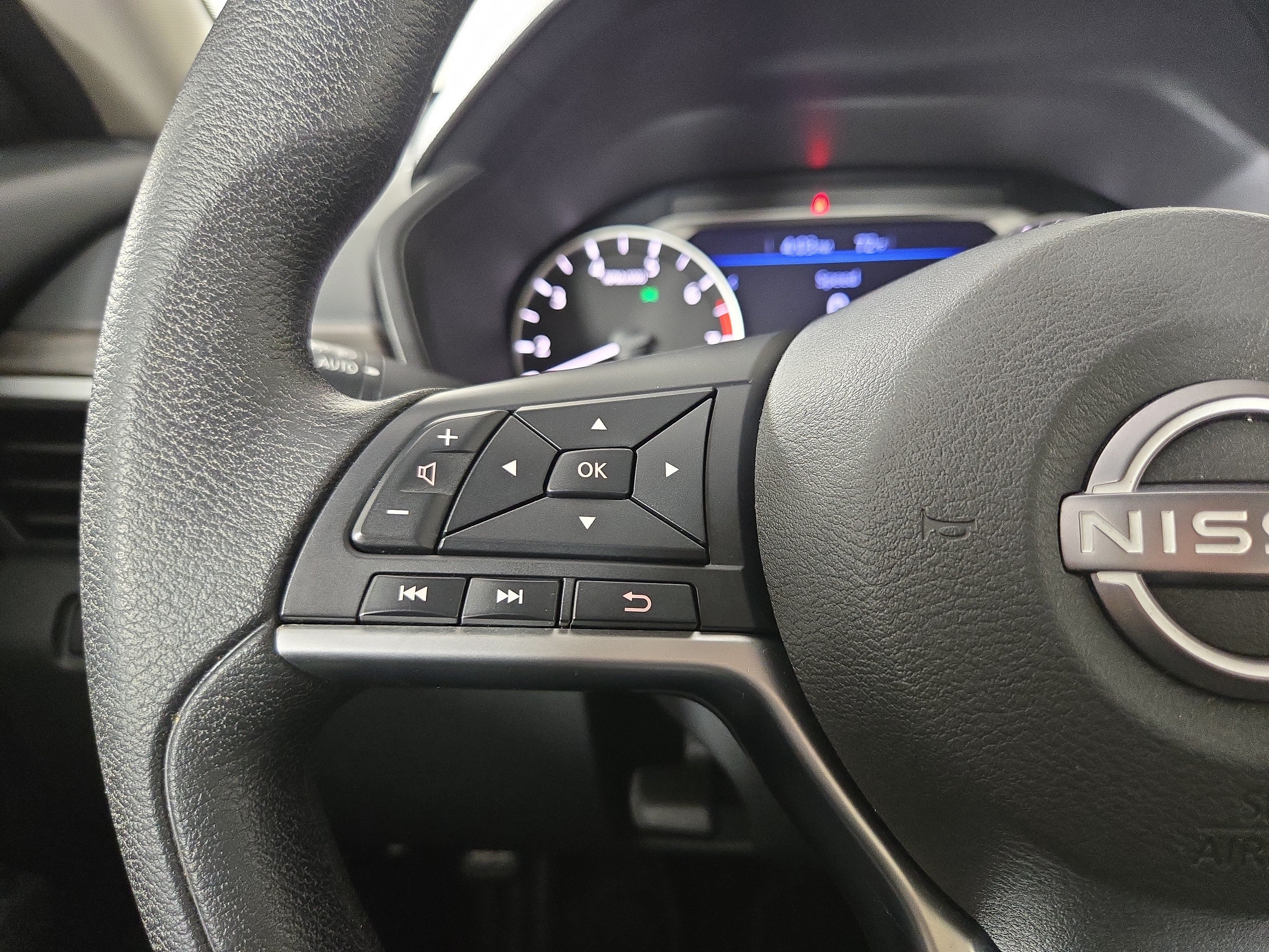 Used 2025 Nissan Altima 2.5 SV FWD image 15