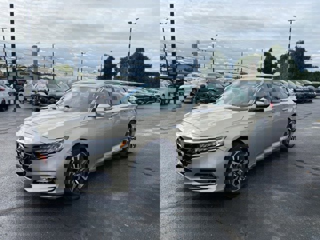 Used 2018 Honda Accord Touring image 4