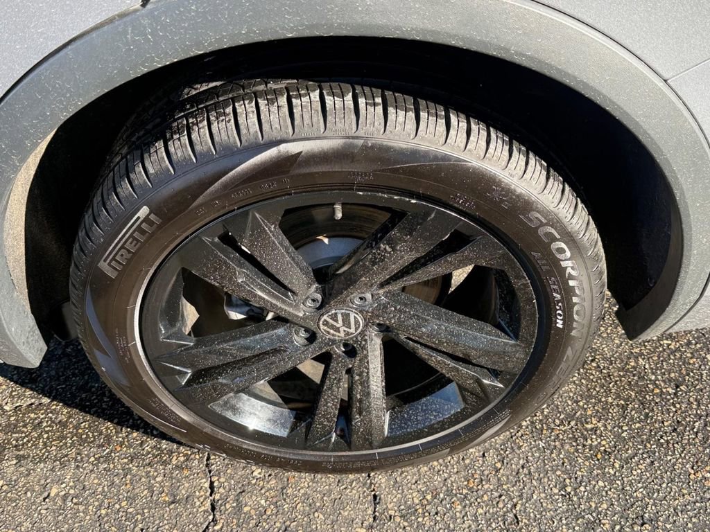 Certified 2024 Volkswagen Tiguan SE R-Line image 7